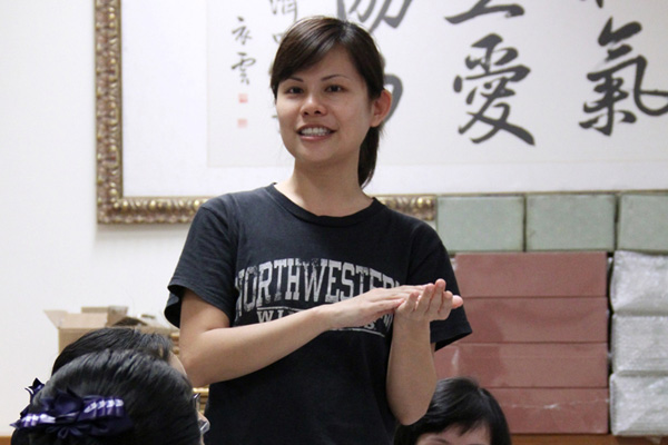 合心和气手语队联谊  年轻妈妈重振道心