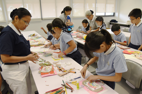 学生在志工的陪伴下制作感恩卡以感恩志工这一年来为亲子班默默的付出与服务。摄/黄瓋莹