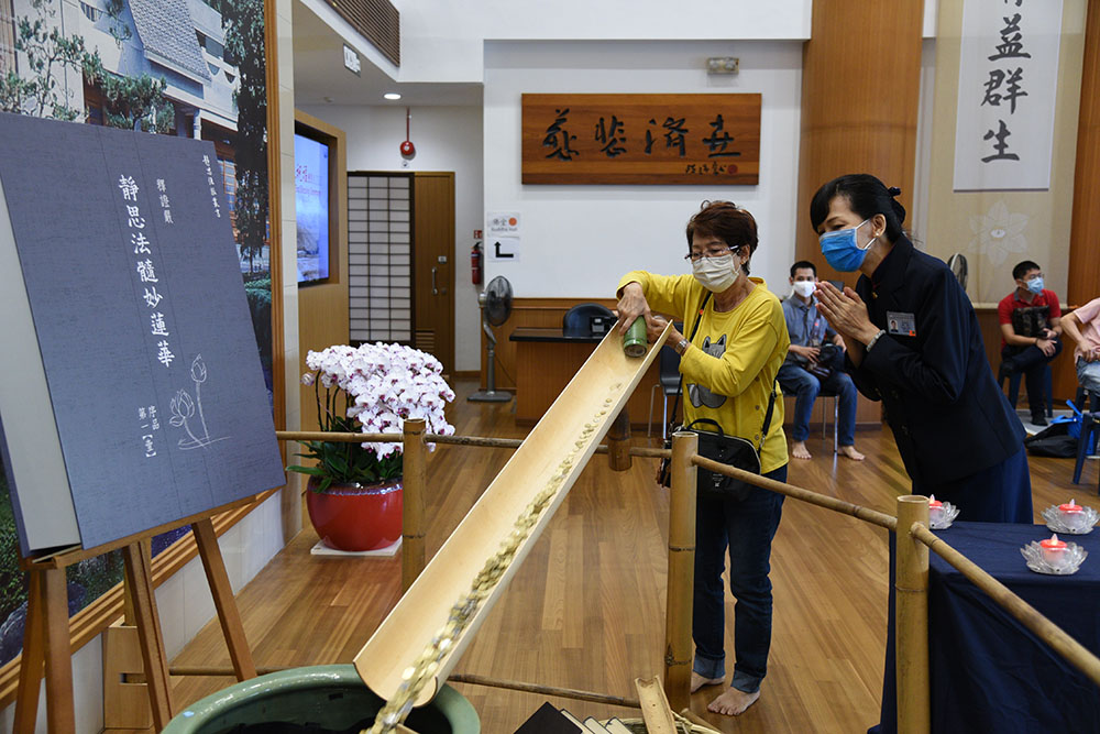 会众热心响应“竹筒回娘家”，小钱行大善。（摄 / 黄瓋莹）