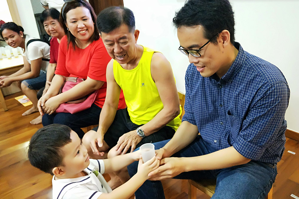 Three-year-old Li Junyi serving tea to his father during the 2019 Parents Appreciation Day. (Photo provided by Jeslyn Woon)